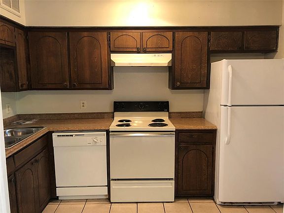 5th image of 2203 Landmark Ct APT 2
