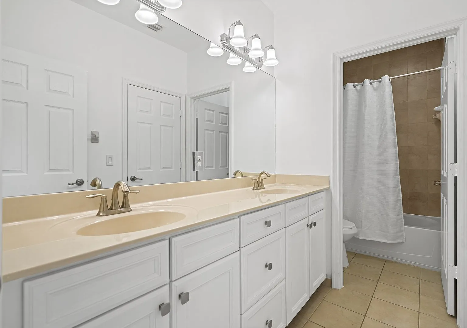 Luxury Furnished Rental in Doral 12 or 7-Month Lease Option — Photo 4