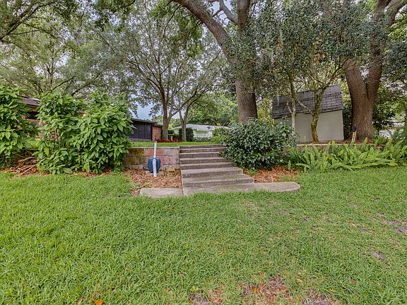 5th image of 211 Carriage Hill Dr