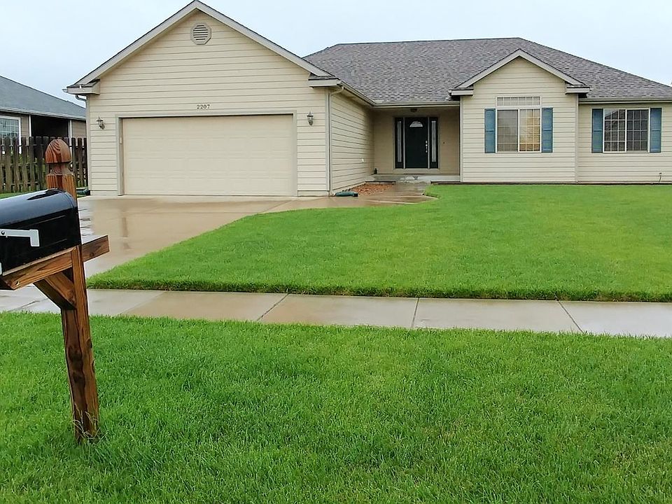 1st image of 2207 Falconview Dr