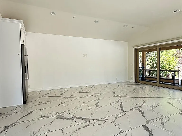 9 Maverick — Photo 4