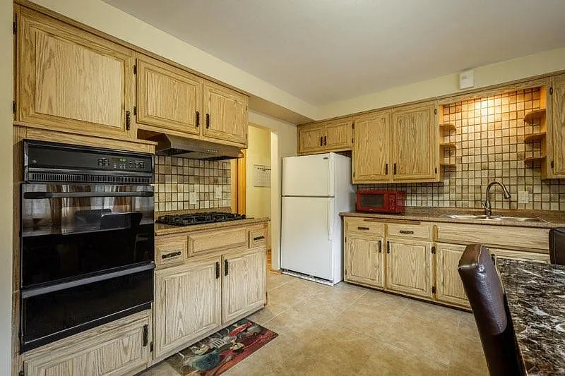 3 bed, $1,600 — Photo 3