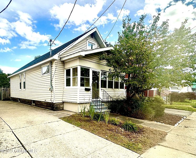 4th image of 1369 Santa Fe Street