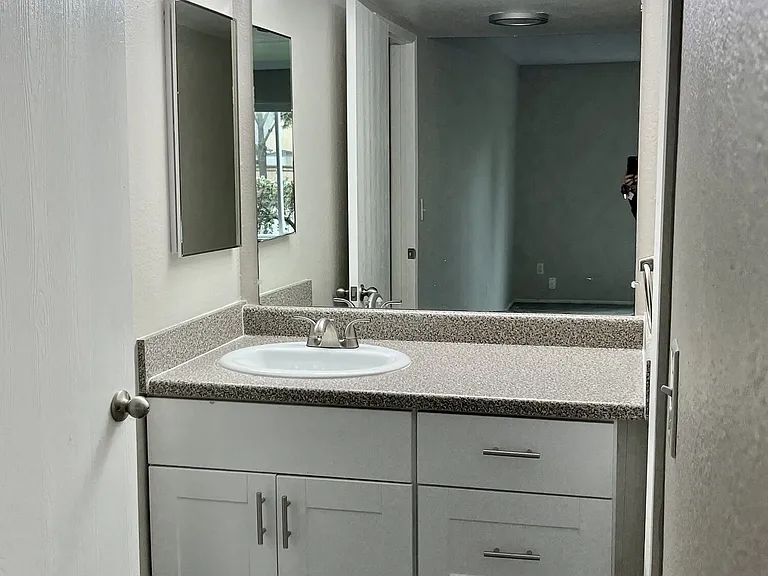 Glenbrook Apartments — Photo 17