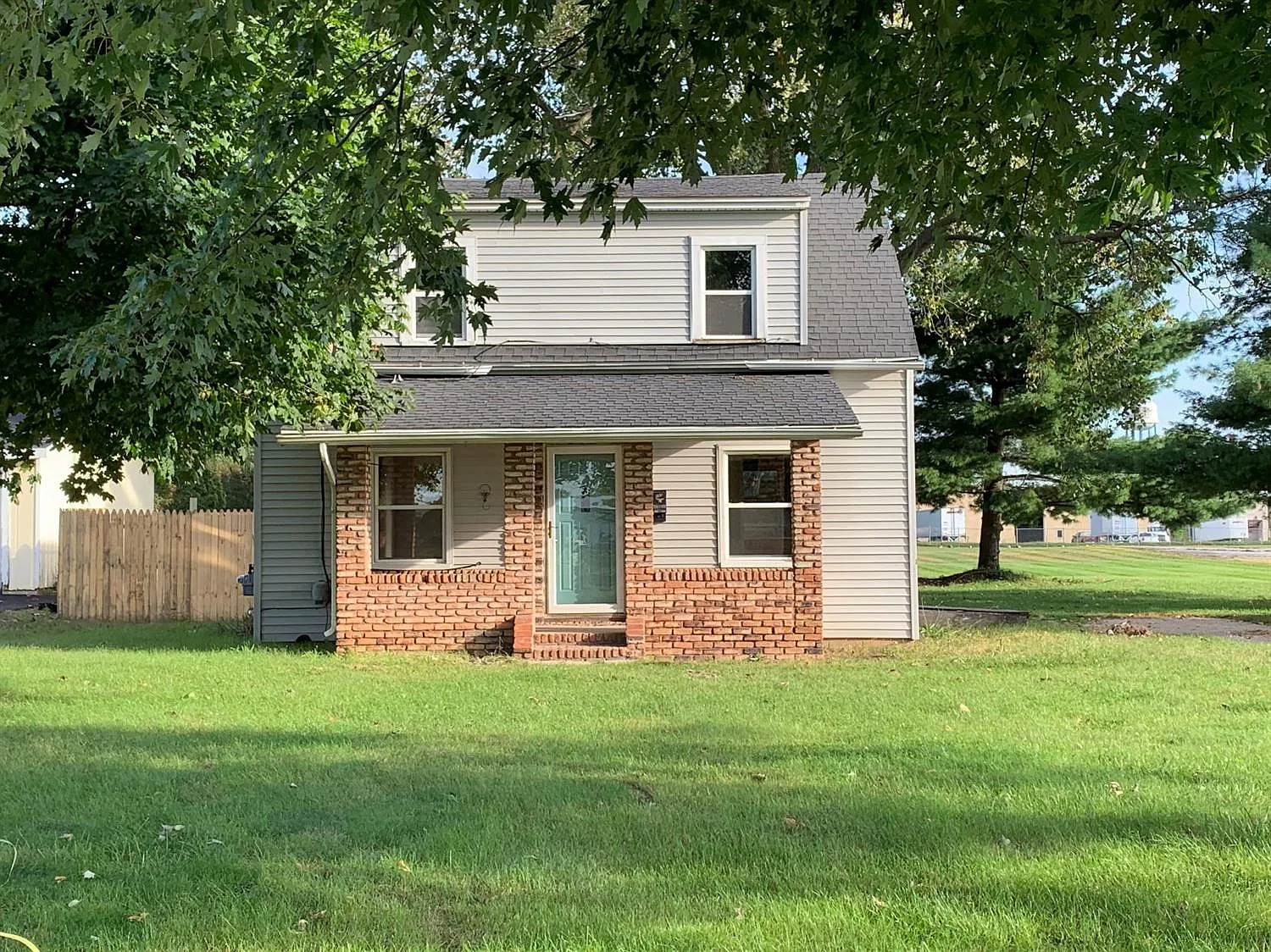105 W Russell Rd photo 1