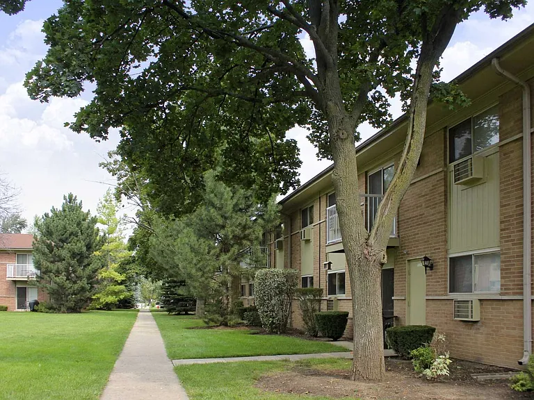 Pebblewood Court Apartments — Photo 13