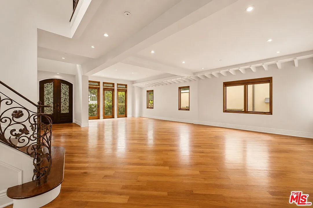 5 bed, 7.0 bath, 4722 sqft, $21,991 — Photo 2