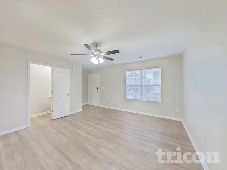 2423 Shad Ct — Photo 3