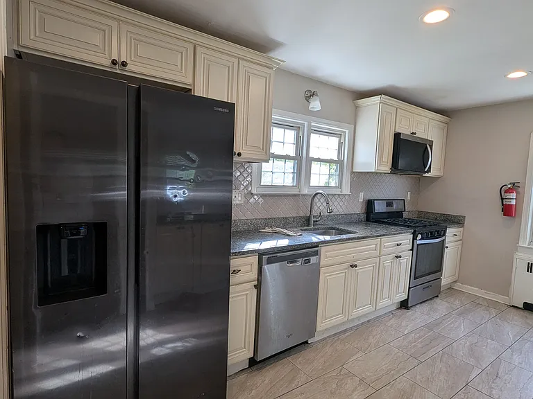 640 W Scott Ave — Photo 2