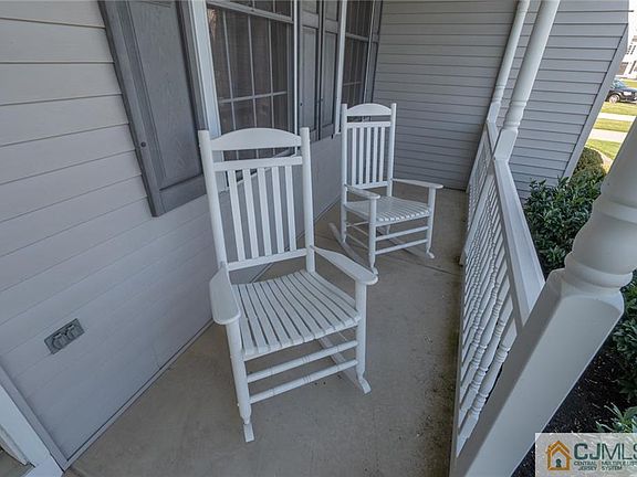 4th image of 41 Julie Ct