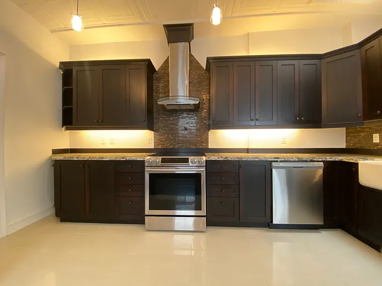 385 Jane St #UPPER FRONT — Photo 2