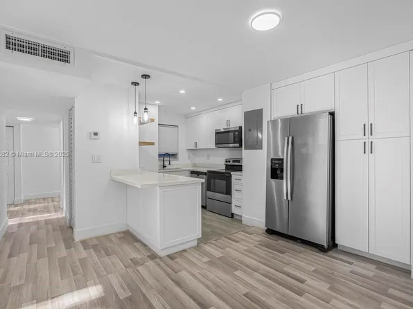 110 Fontainebleau Blvd APT 202, Miami, FL 33172