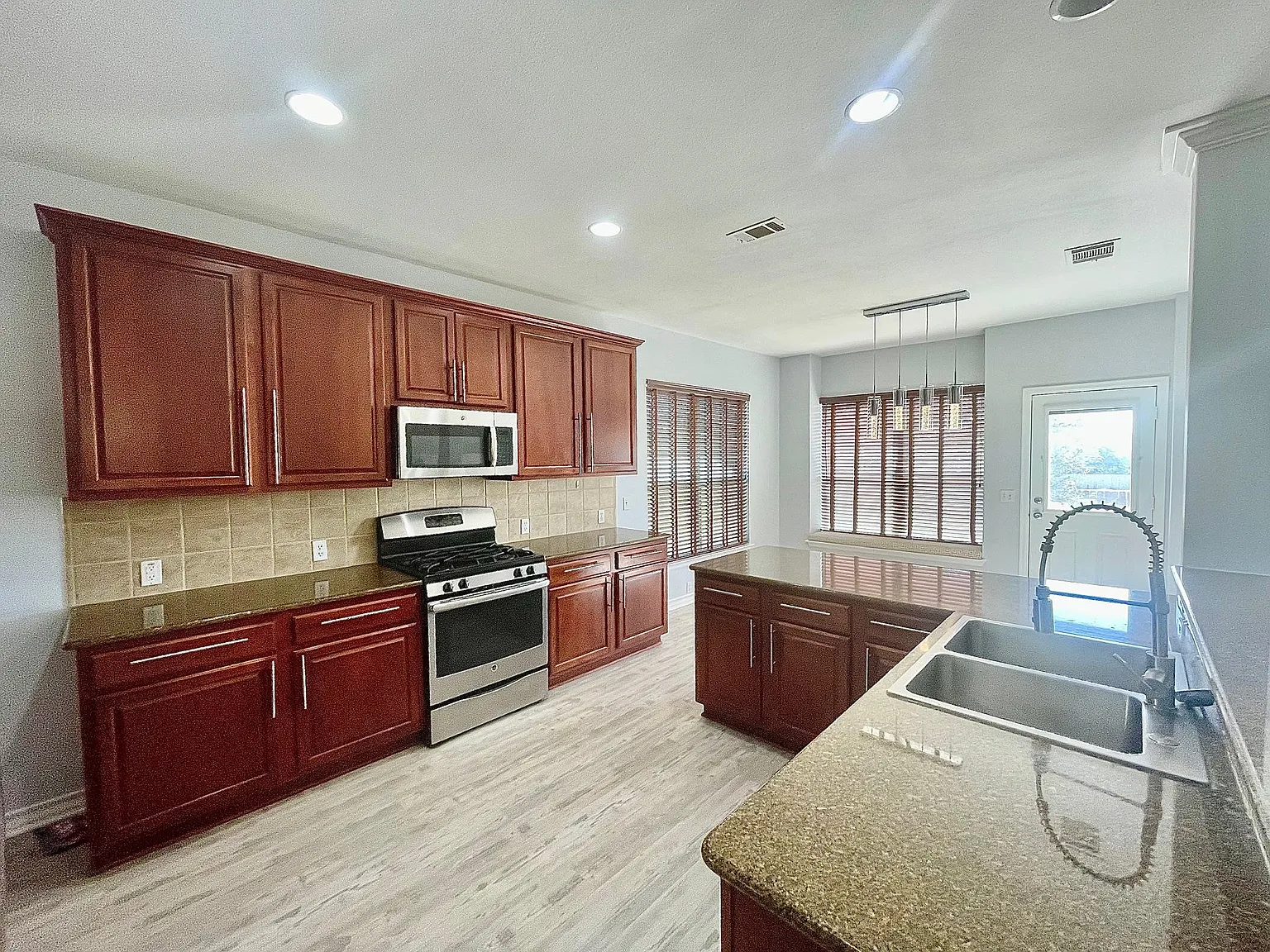 5 bed, 3.0 bath, 3153 sqft, $2,295 — Photo 2