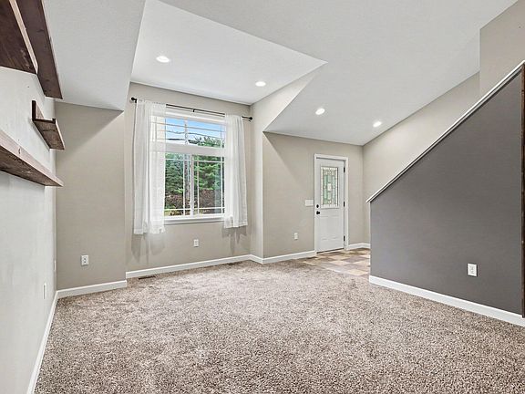 5th image of 6637 Hall Rd