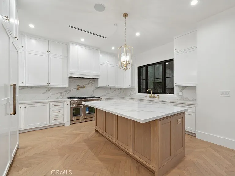 4539 Longridge Ave — Photo 9