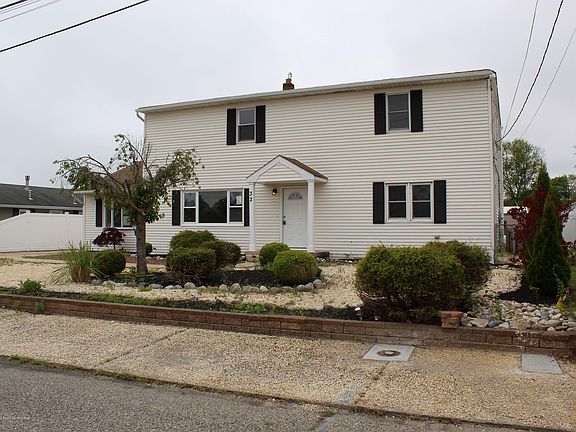 3rd image of 32 Sycamore Ln