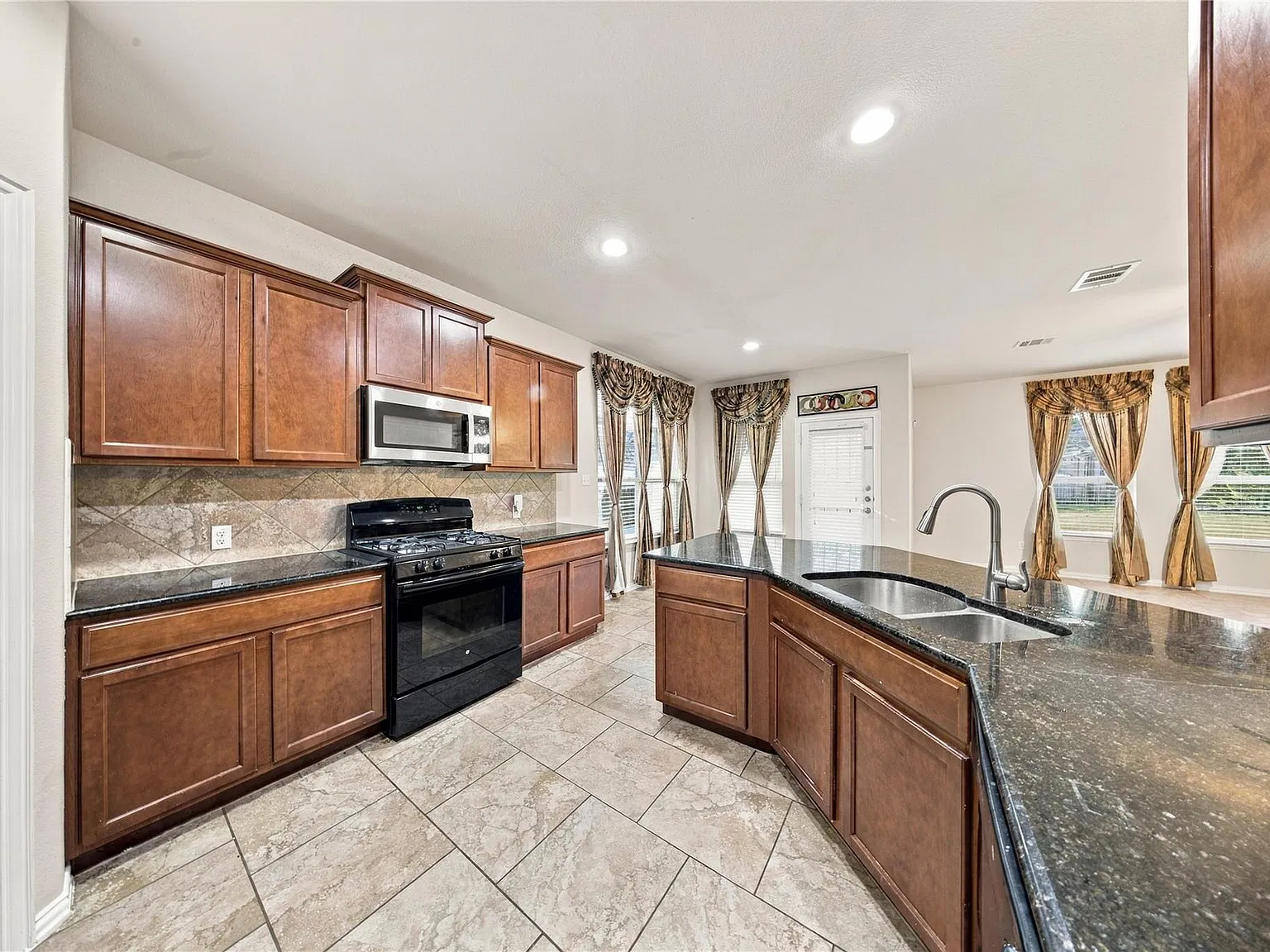 4 bed, 3.5 bath, 2589 sqft, $2,250 — Photo 4