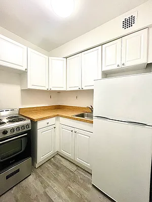 Rented by Avenues Real Estate | media 8