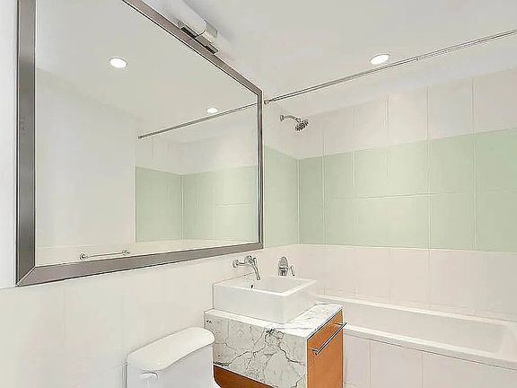 5th image of 100 W 39th St APT 38A