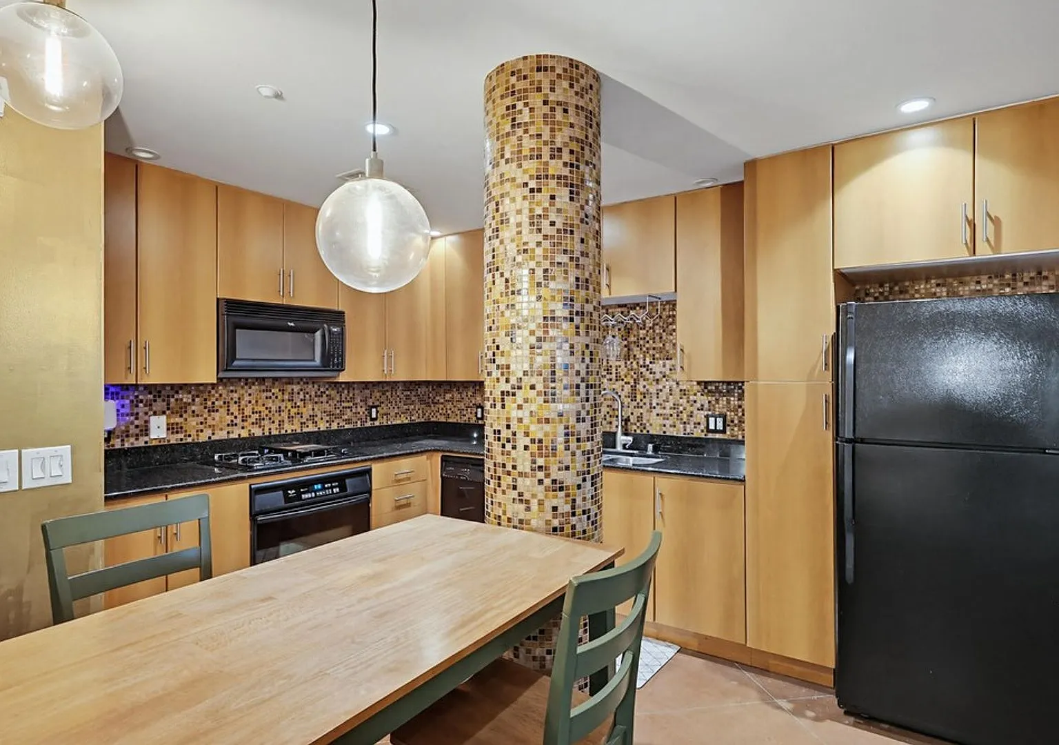 $1,000 Move in Special! Modern Industrial Condo in the Heart of Downtown San Diego Walk to Petco ... — Photo 3