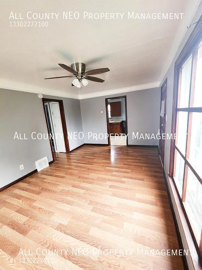 Spacious 3 Bedroom, 2 Bathroom Single Family Home with Basement Storage! — Photo 4