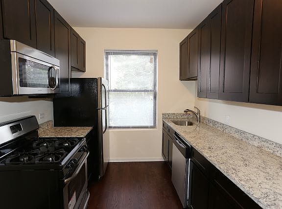 4th image of 3035 N California Ave APT 01
