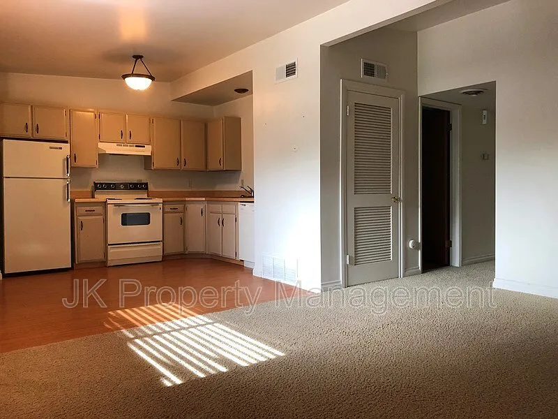 2 bed, 1.0 bath, $1,050 — Photo 2