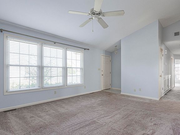 4th image of 205 Columbia Ln E