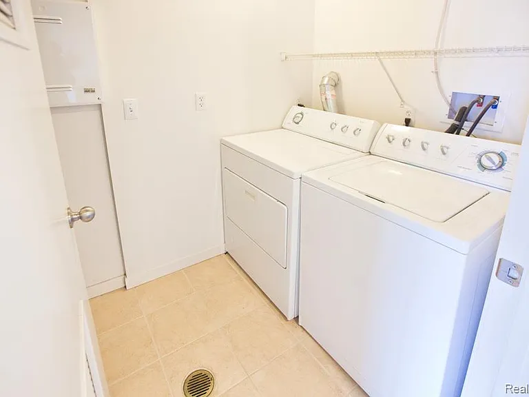 3670 Woodward Ave #410 — Photo 24