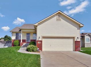 2422 N Woodridge Cir, Wichita, KS 67226
