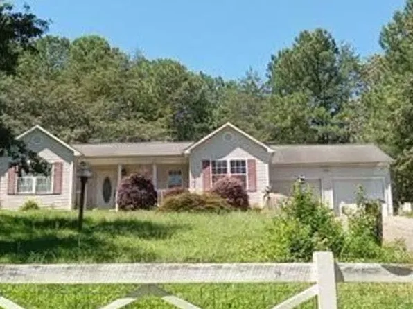 2094 Lake Acres Dr, Hickory, NC 28601