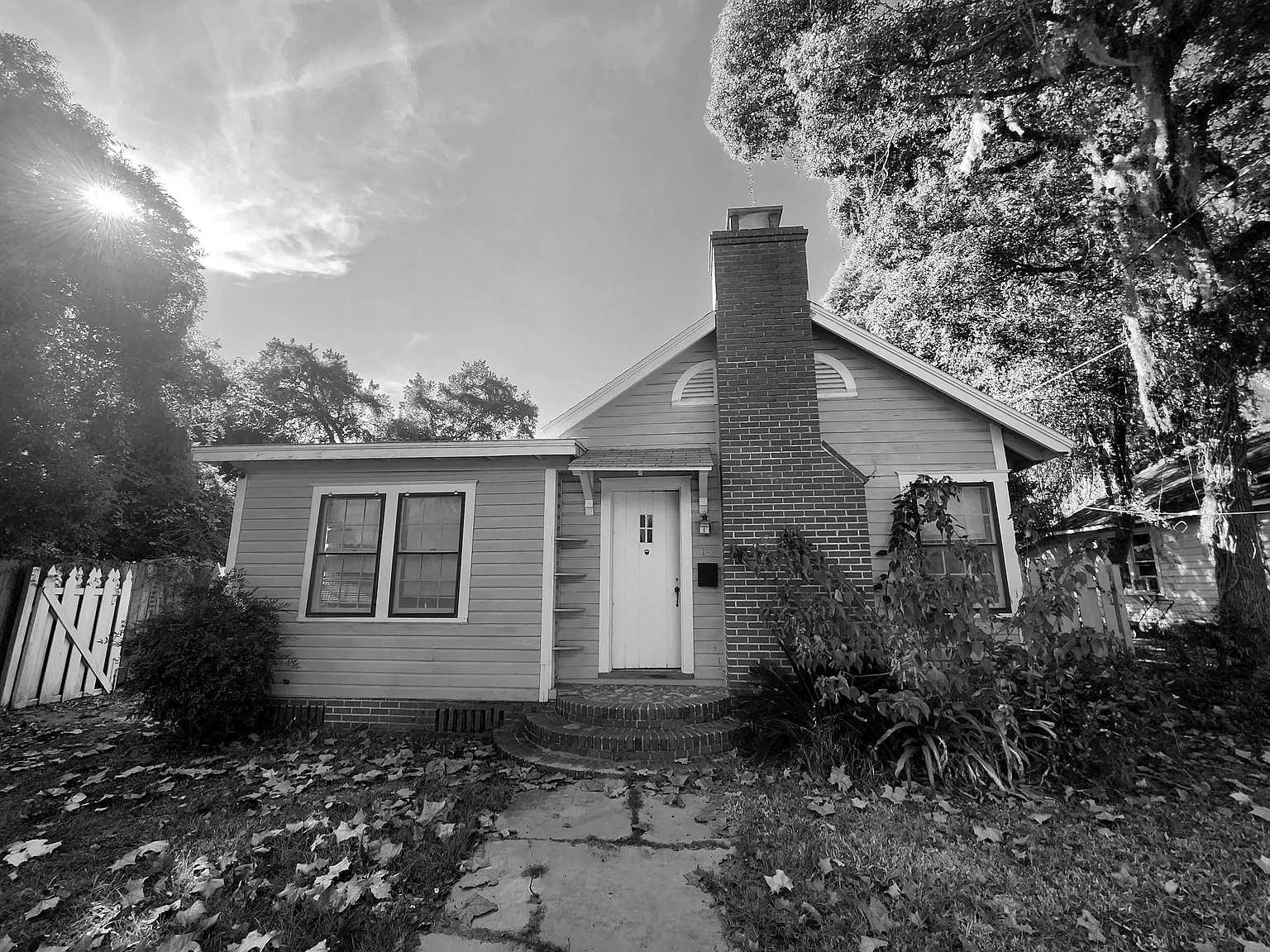 18 NE 10th St — Photo 2