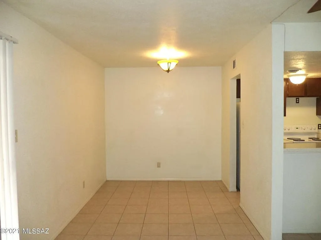 Building Photo - 1620 N Wilmot Rd