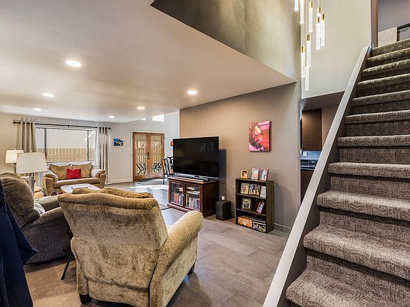 3rd image of 12 Lakeshore Dr NE