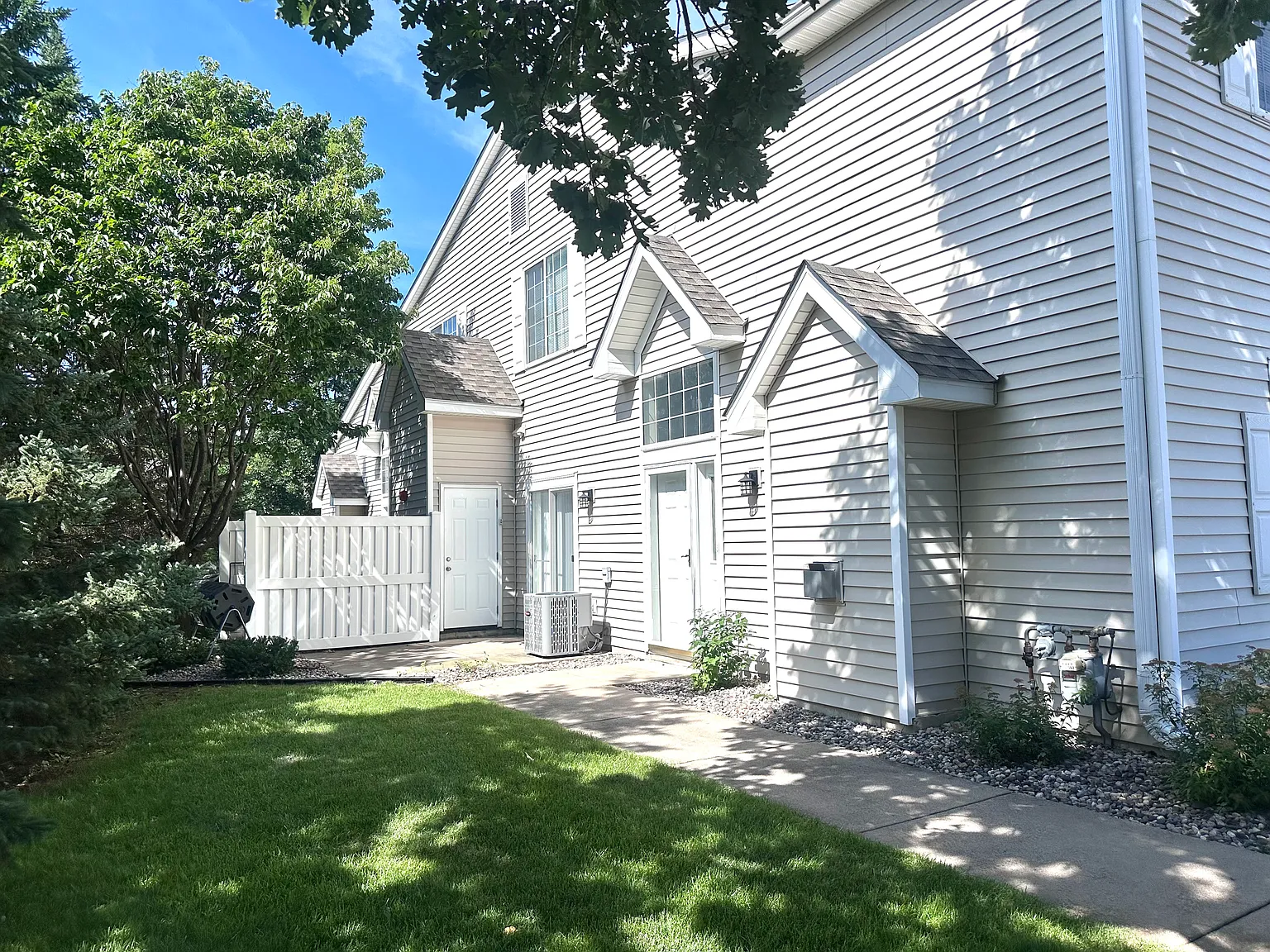 3 bed, 1.5 bath, 1600 sqft, $2,200 — Photo 4
