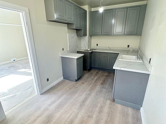 3rd image of 2650 Franklin St #28