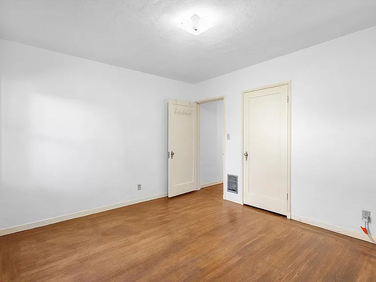 949 Park St — Photo 16