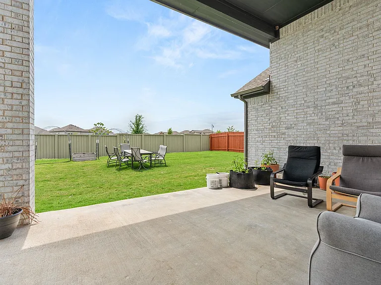 372 Hollister Dr — Photo 32