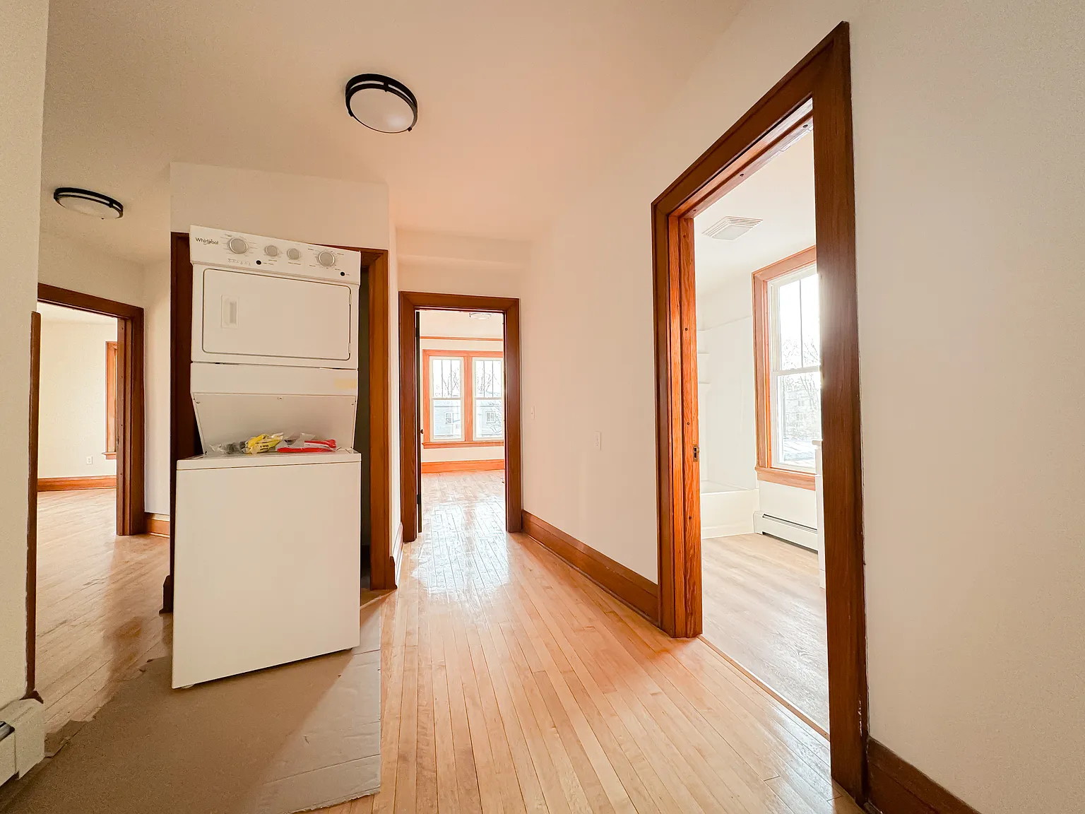 6 bed, 3000 sqft, $3,200 — Photo 2