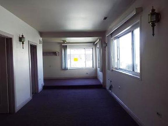 4th image of 4823 W Melrose St