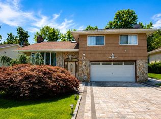 27 Barrypark Court, Albertson, NY 11507