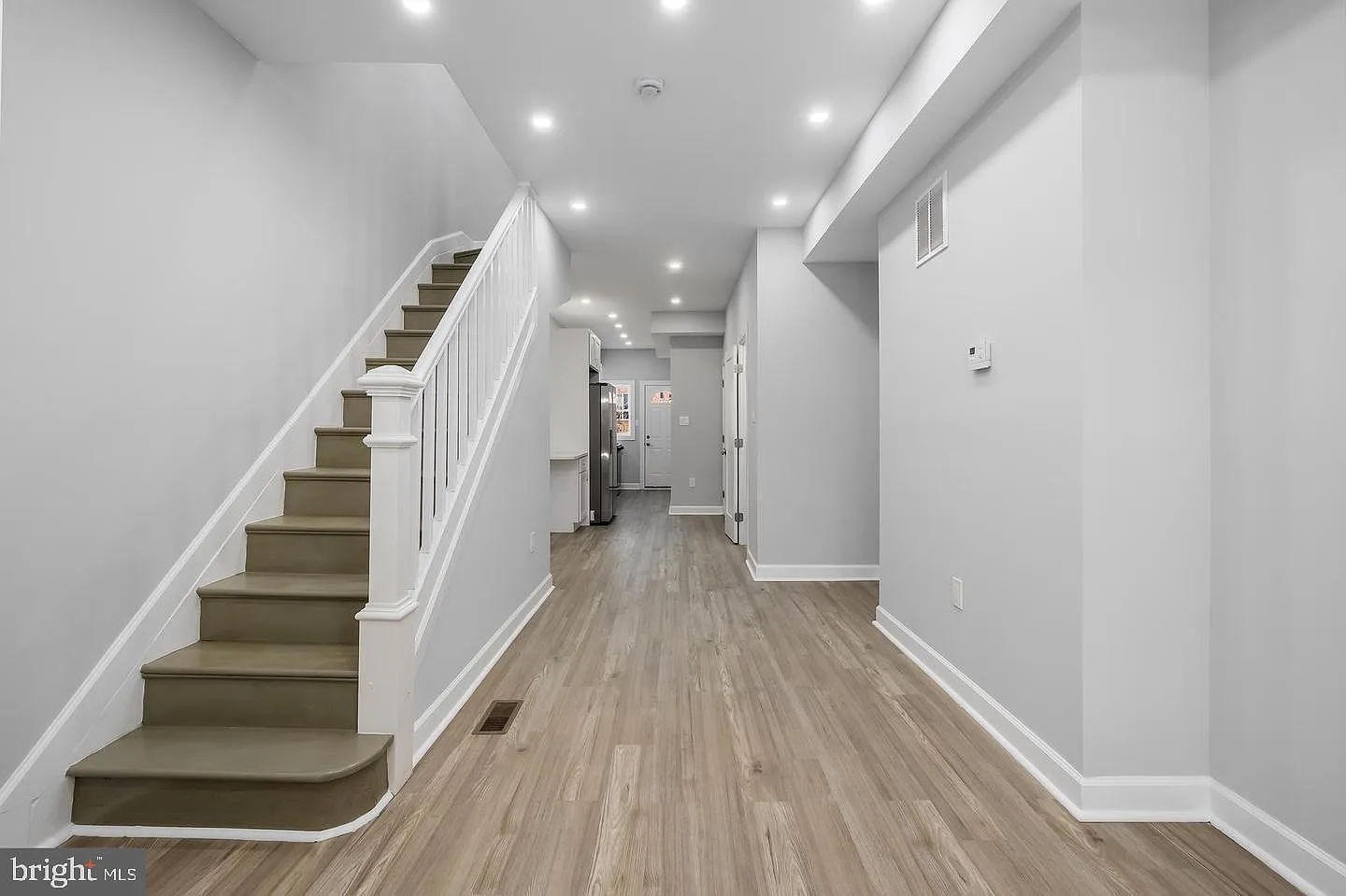 3 bed, 2.5 bath, 1056 sqft, $5,000 — Photo 3