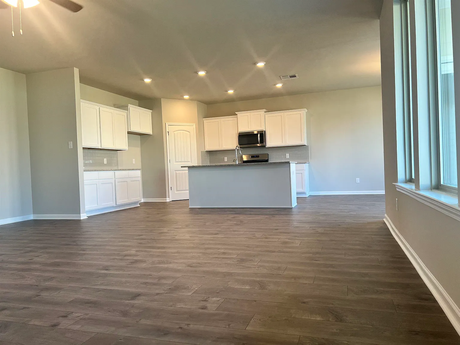 4 bed, 2.0 bath, 2346 sqft, $2,580 — Photo 3