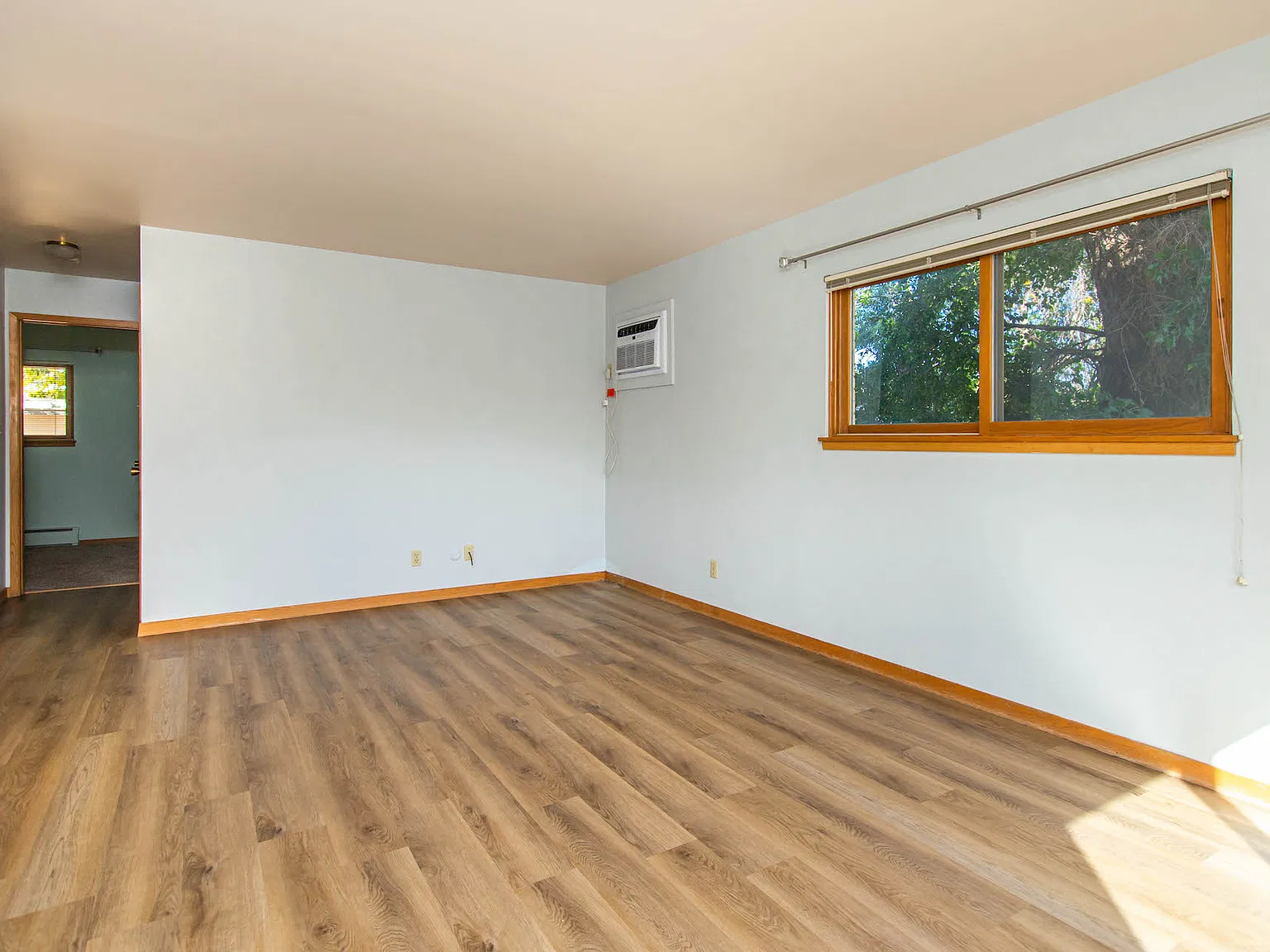 2 bed, 1000 sqft, $1,400 — Photo 3