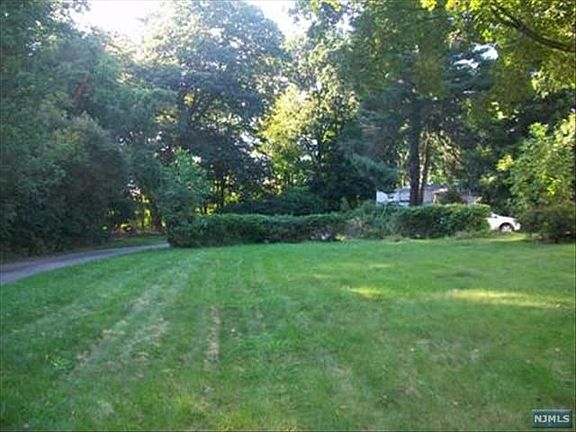 5th image of 233 Airmount Ave
