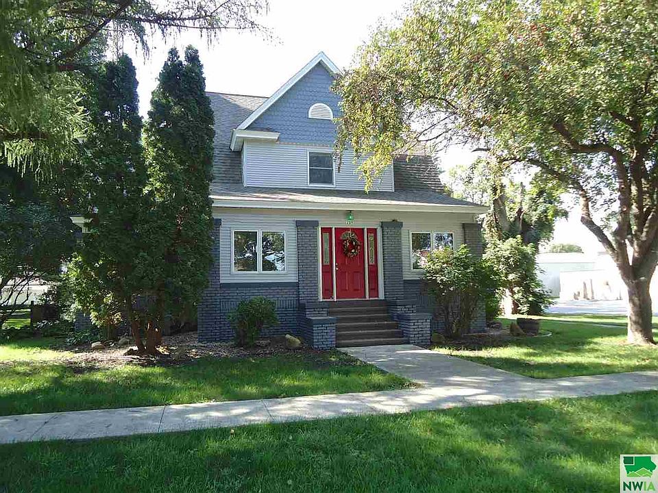 1st image of 209 E 2nd St