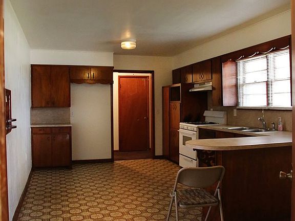 4th image of 702 W 32nd Ave