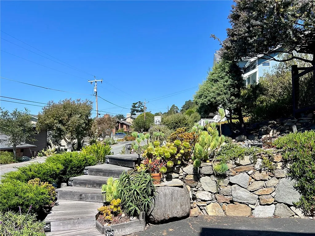 3 bed, 1356 sqft, $5,250 — Photo 3
