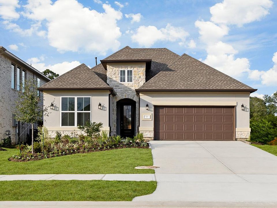 Gorgeous front exterior of Bandera High Plains home