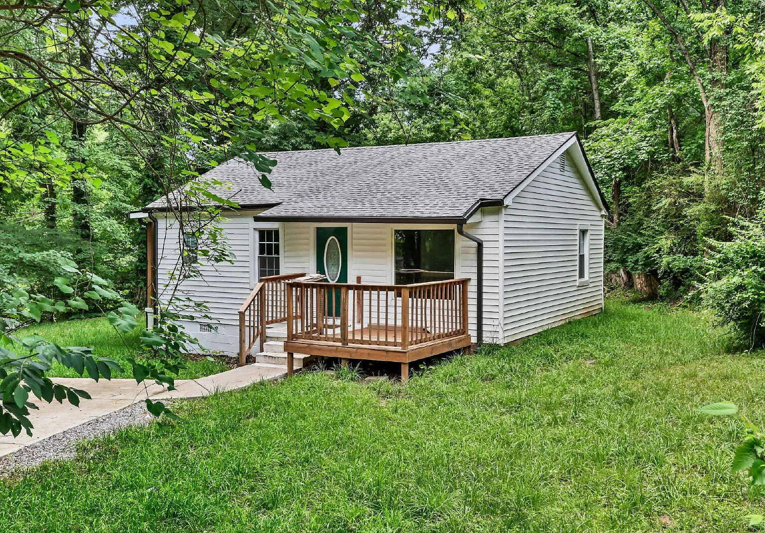 2 bed, 1.0 bath, 775 sqft, $950 — Photo 2